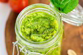 Песто из зеленого горошка с мятой и фисташками