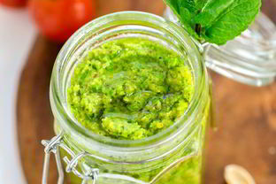Песто из зеленого горошка с мятой и фисташками