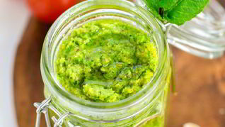 Песто из зеленого горошка с мятой и фисташками