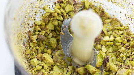 песто из зеленого горошка с мятой и фисташками