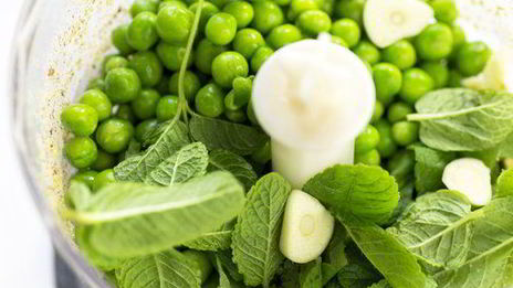 песто из зеленого горошка с мятой и фисташками
