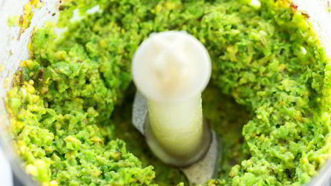 песто из зеленого горошка с мятой и фисташками