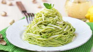 Спагетти с соусом песто из зеленого горошка, фисташек и мяты
