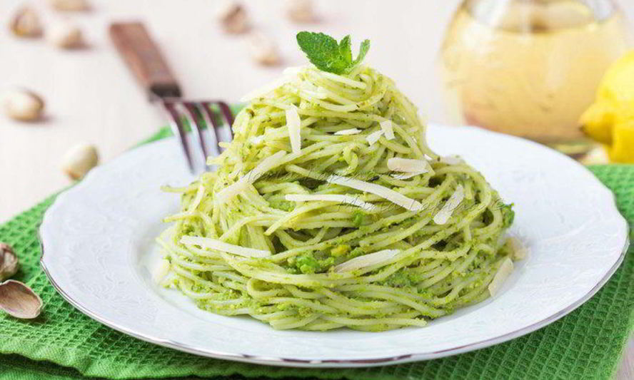 Рецепт спагетти с соусом песто из зеленого горошка, фисташек и мяты