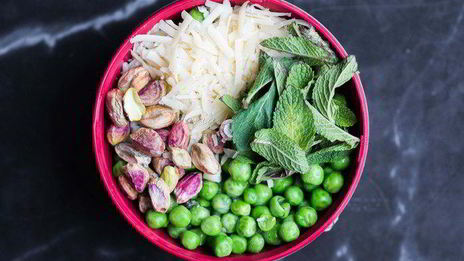 спагетти с соусом песто из зеленого горошка, фисташек и мяты