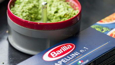 спагетти с соусом песто из зеленого горошка, фисташек и мяты