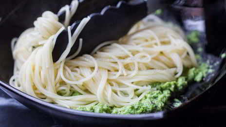 спагетти с соусом песто из зеленого горошка, фисташек и мяты