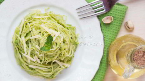 спагетти с соусом песто из зеленого горошка, фисташек и мяты