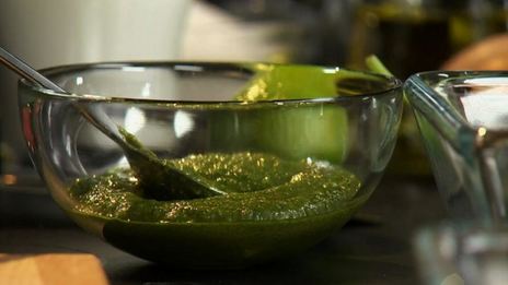 судак, запеченный с соусом песто и мини-овощами