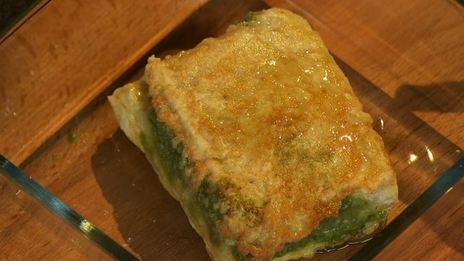 судак, запеченный с соусом песто и мини-овощами