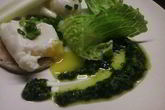 Яйцо пашот на тостах с соусом песто и сельдереем