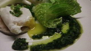 Яйцо пашот на тостах с соусом песто и сельдереем