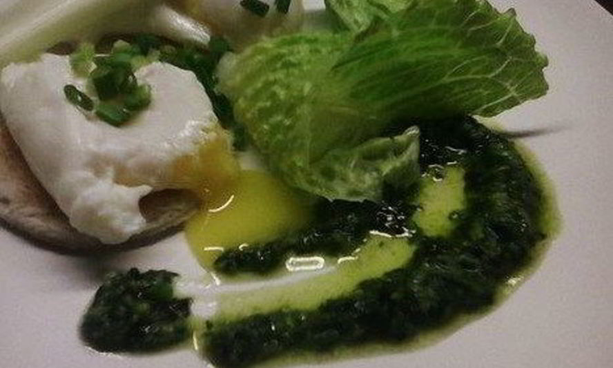 Рецепт яйца пашот на тостах с соусом песто и сельдереем