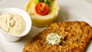 Шницель из свиной вырезки с соусом тартар
