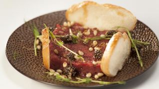 Тартар из говядины с шишковым вареньем