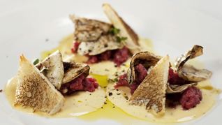 Тартар из говядины с трюфельным майонезом