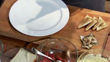 тартар из говядины с трюфельным майонезом