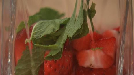 тартар из клубники с йогуртом