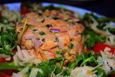 Тартар из лосося c салатом Рукола-помидоры