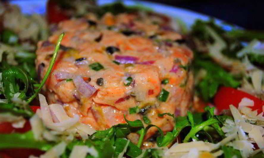 Рецепт тартара из лосося с салатом рукола-помидоры