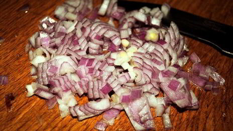 тартар из лосося c салатом рукола-помидоры