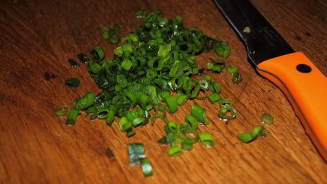 тартар из лосося c салатом рукола-помидоры