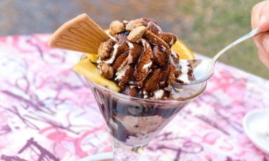 Рецепт теплого соленого карамельного соуса с ванильным мороженым и караелизованными орехами