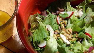 Заправка для салата с луком-шалотом и грейпфрутом