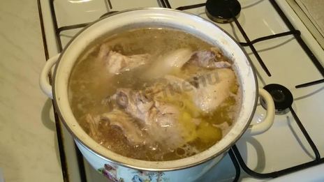 борщ на курином бульоне с отварной свеклой