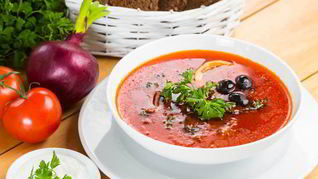 Постный борщ с лимоном и маслинами