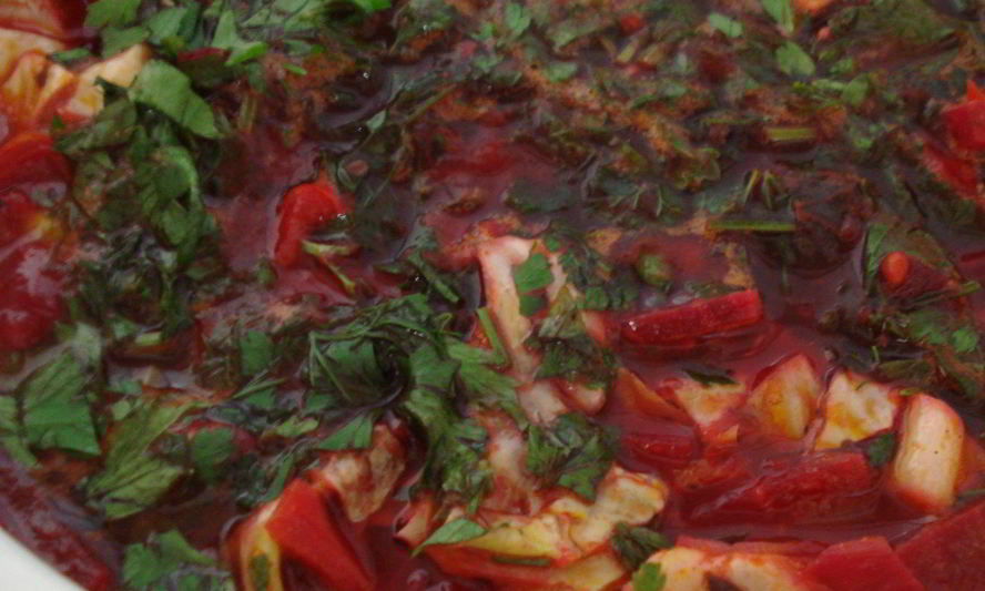 Рецепт вегетарианского борща с красной фасолью, заправкой из сладкого перца и томатов