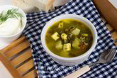Зеленый борщ со щавелем и адыгейским сыром