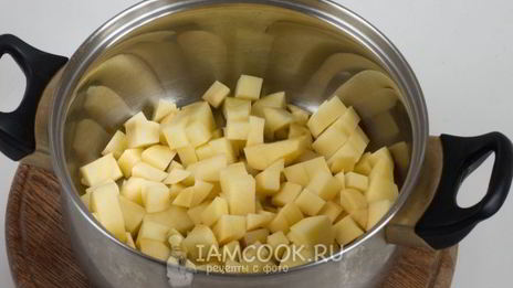 зеленый борщ со щавелем и адыгейским сыром