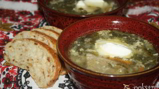 Зеленый борщ со щавелем и виноградными листьями