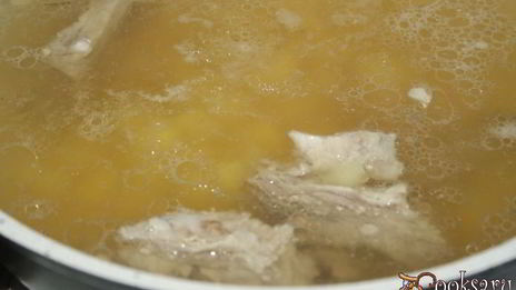 зеленый борщ со щавелем и виноградными листьями