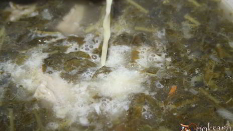 зеленый борщ со щавелем и виноградными листьями