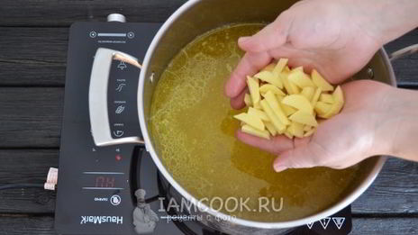 зеленый борщ со щавелем и яйцом