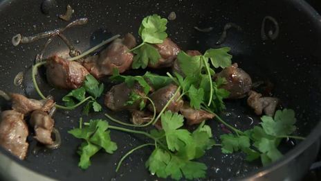 бульон из копченой грудинки с желудочками