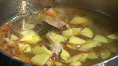 бульон из копченой грудинки с желудочками