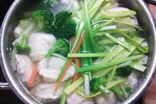 Бульон с овощами и куриными клесами