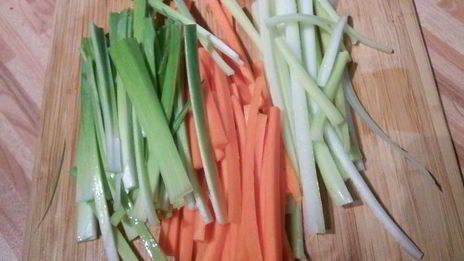 бульон с овощами и куриными клесами