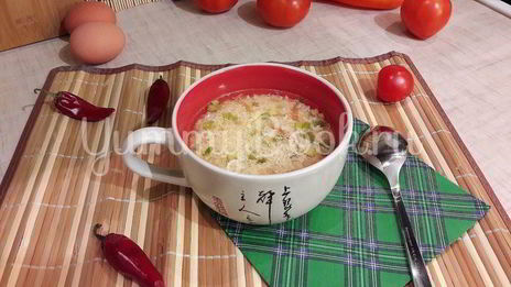 бульон с яичной паутинкой, томатами и зеленым луком