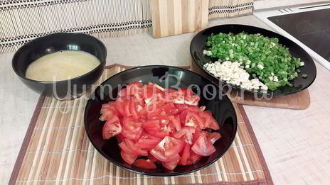 бульон с яичной паутинкой, томатами и зеленым луком