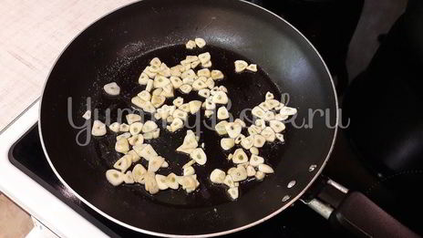 бульон с яичной паутинкой, томатами и зеленым луком