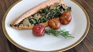 Форель со шпинатом в овощном бульоне