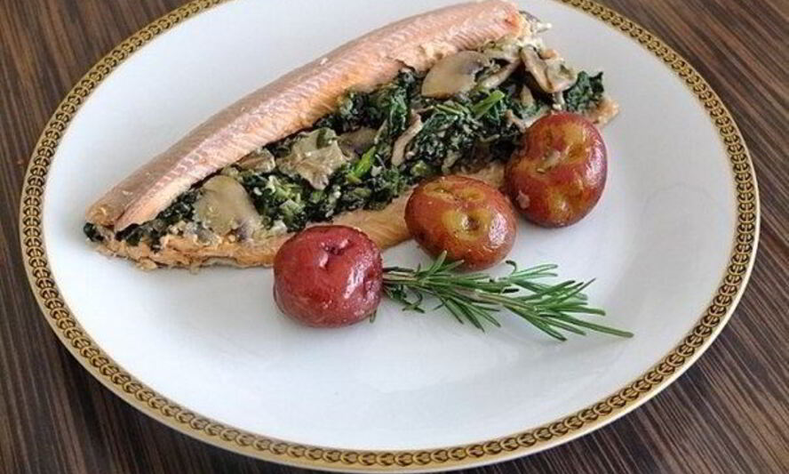 Рецепт форели со шпинатом в овощном бульоне