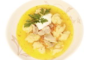 Куриный бульон с манными клецками