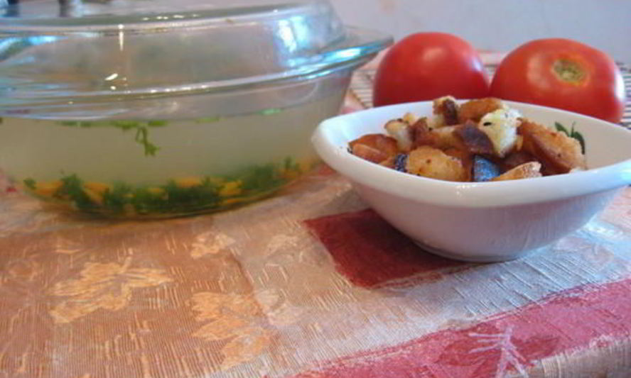 Рецепт куриного бульона с сухариками по-быстренькому