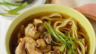 Лапша в бульоне с грибами и курицей