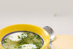 Мясной бульон с яйцом и зеленью